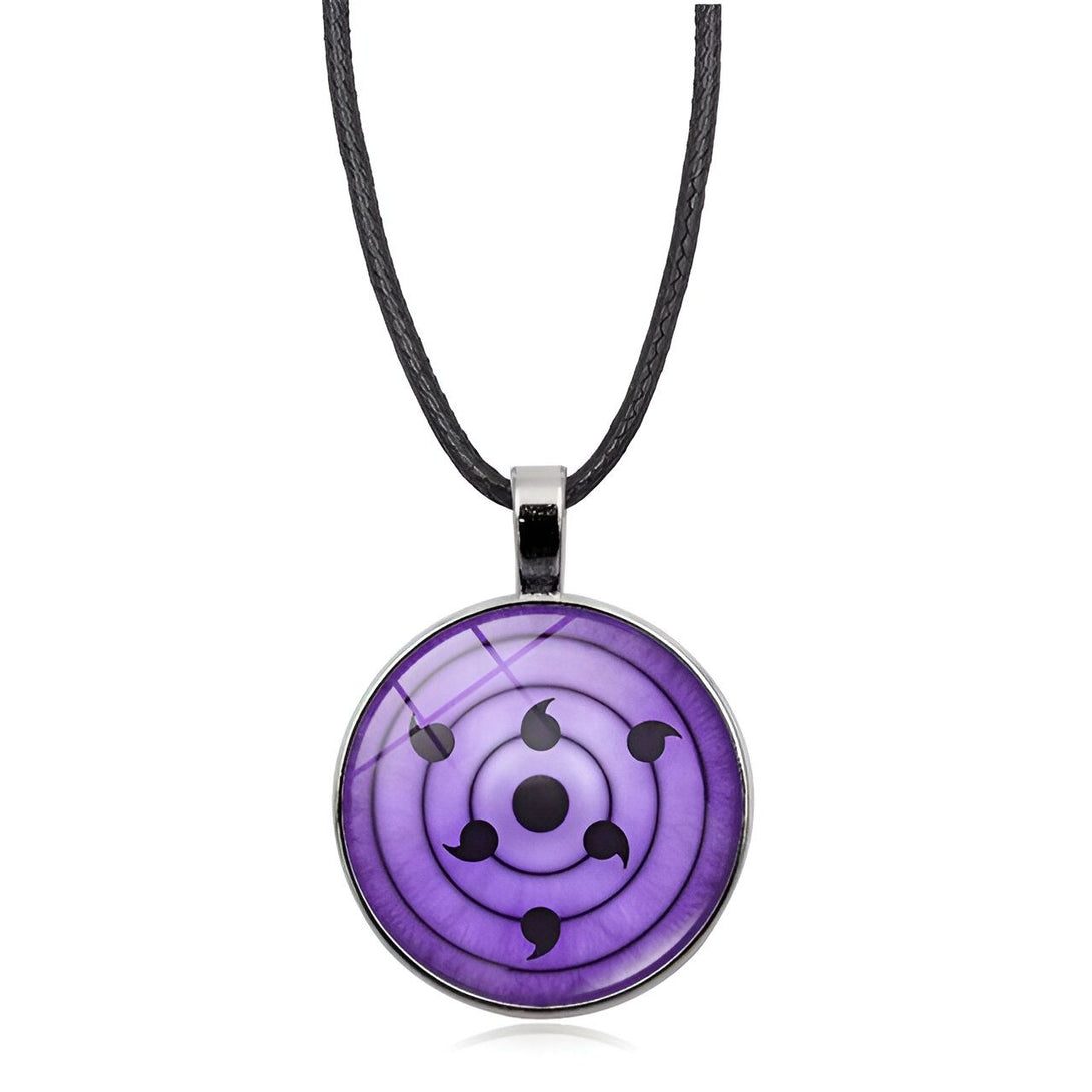 Collier avec pendentif représentant le Rinnegan, un œil légendaire de l'univers Naruto, de couleur violette et entouré de cercles concentriques.