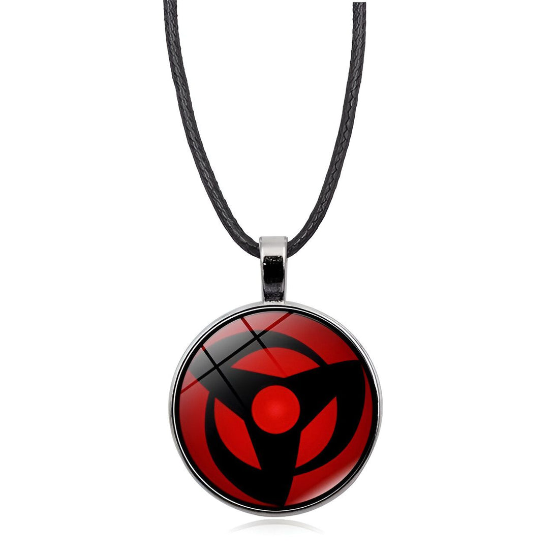 Collier avec pendentif représentant le Sharingan de Kakashi Hatake, un symbole emblématique de l'univers Naruto. Le pendentif rond présente un Sharingan rouge avec trois tomoes noirs sur fond rouge, sur une chaîne noire.