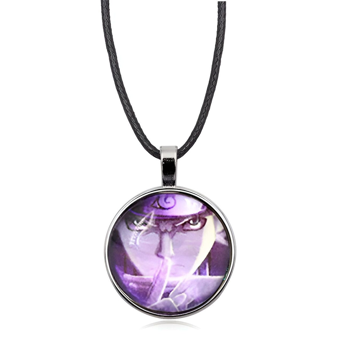 Collier avec pendentif rond en métal argenté représentant le personnage de Naruto, Kakashi Hatake, avec son Sharingan activé. Le collier est sur un cordon noir.