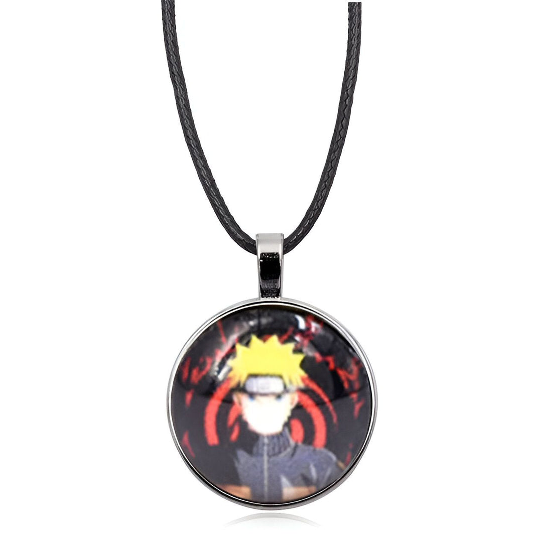 Collier avec pendentif rond en verre représentant Naruto Uzumaki, le protagoniste de l'anime Naruto, avec ses cheveux blonds et son bandeau frontal rouge.
