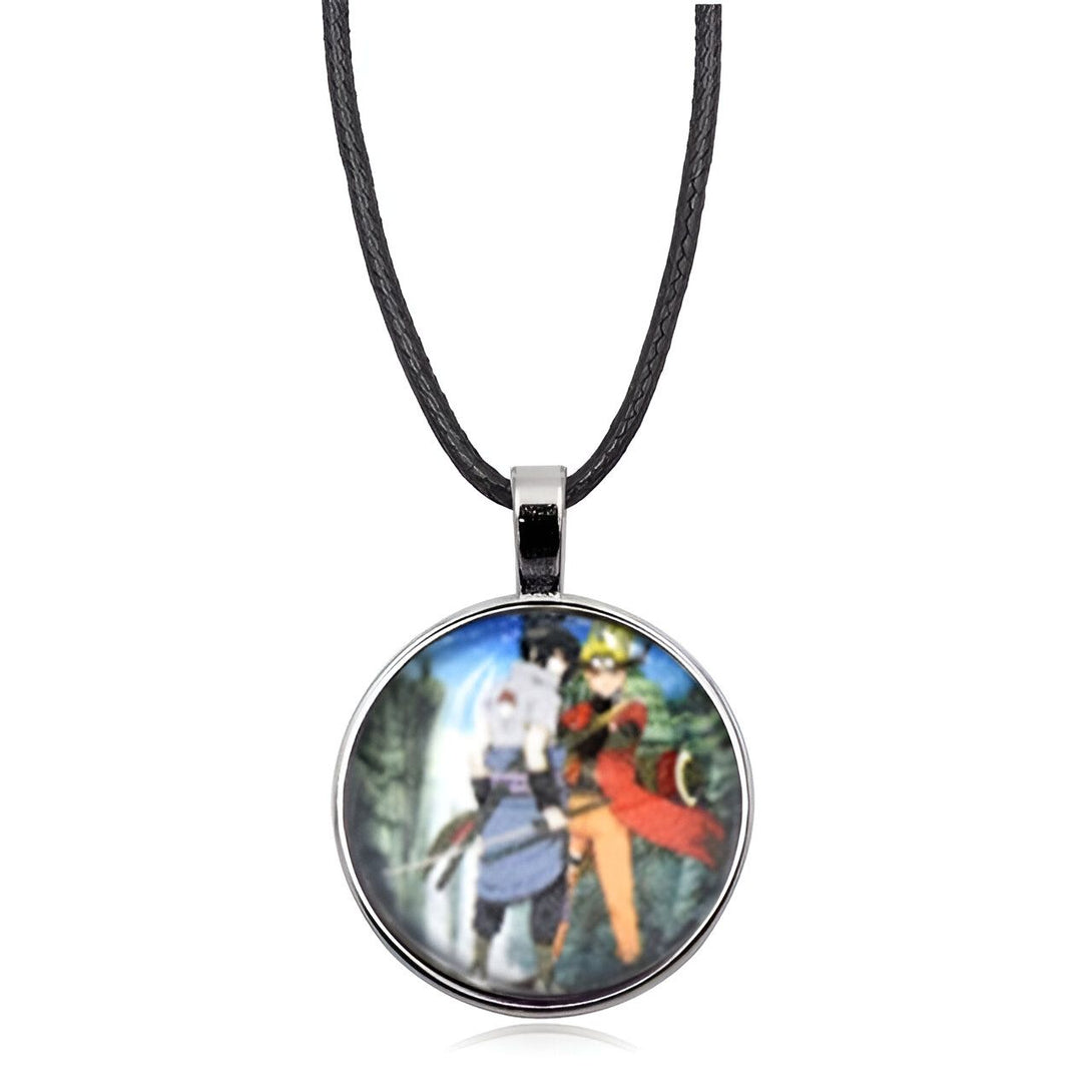 Collier en cordon noir avec un pendentif rond en métal argenté représentant les personnages d'anime Naruto et Sasuke.
