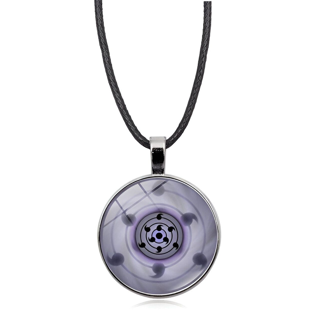 Collier avec pendentif représentant le Rinnegan, un œil mythique de l'univers Naruto. Le pendentif est en métal argenté et l'œil est représenté en violet.