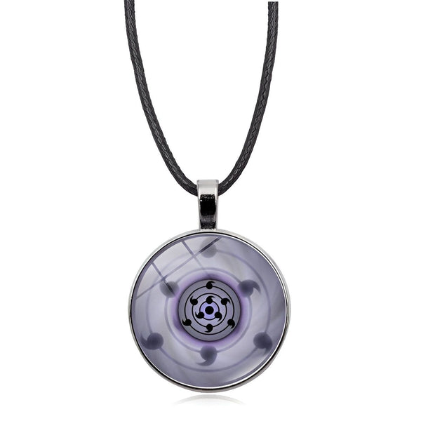 Collier avec pendentif représentant le Rinnegan, un œil mythique de l'univers Naruto. Le pendentif est en métal argenté et l'œil est représenté en violet.