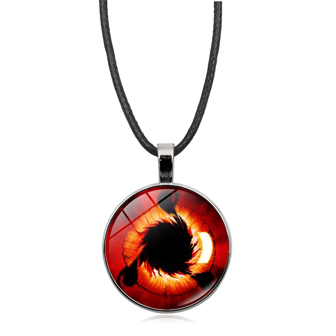 Collier avec pendentif rond en verre représentant le Sharingan, un œil rouge et noir du manga Naruto, sur un cordon noir.