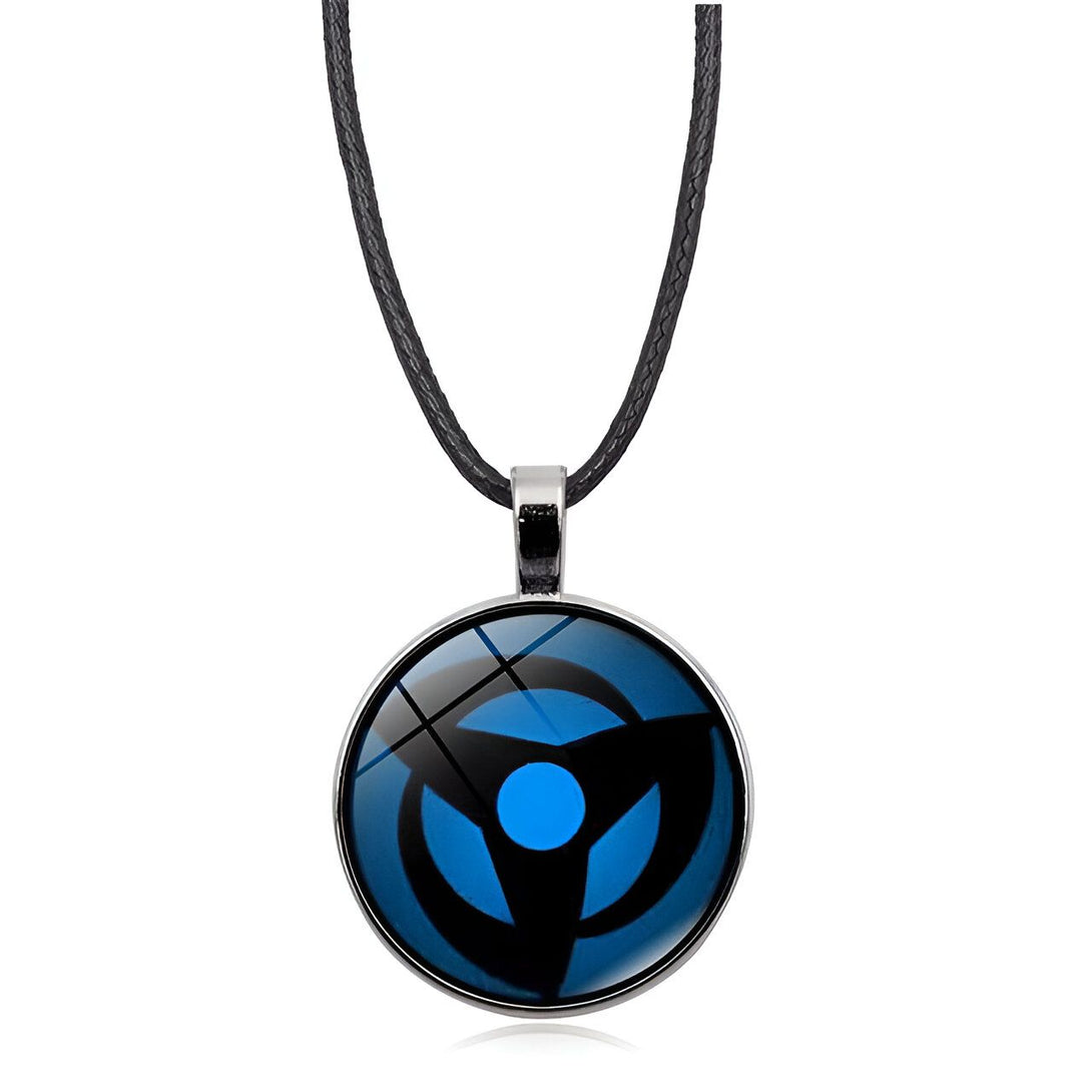 Collier avec pendentif représentant le symbole du Sharingan de Kakashi Hatake de l'anime Naruto. Le pendentif est rond et bleu, avec un design noir en forme de spirale à trois pointes au centre. Le collier est en cordon noir.