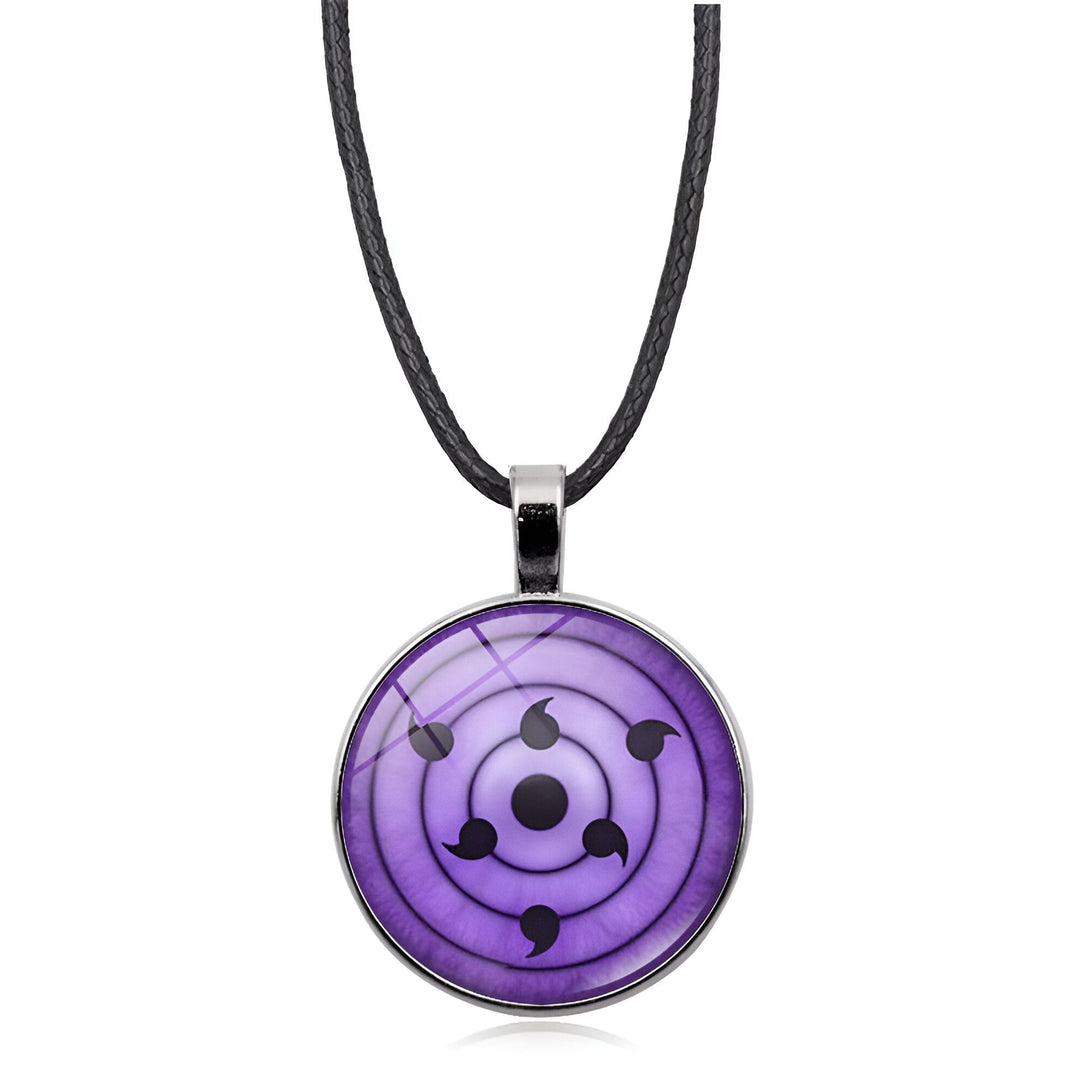 Collier avec pendentif représentant le Rinnegan, l'œil mystique de l'univers Naruto. Le pendentif est rond et de couleur violette, avec des détails noirs et argentés.