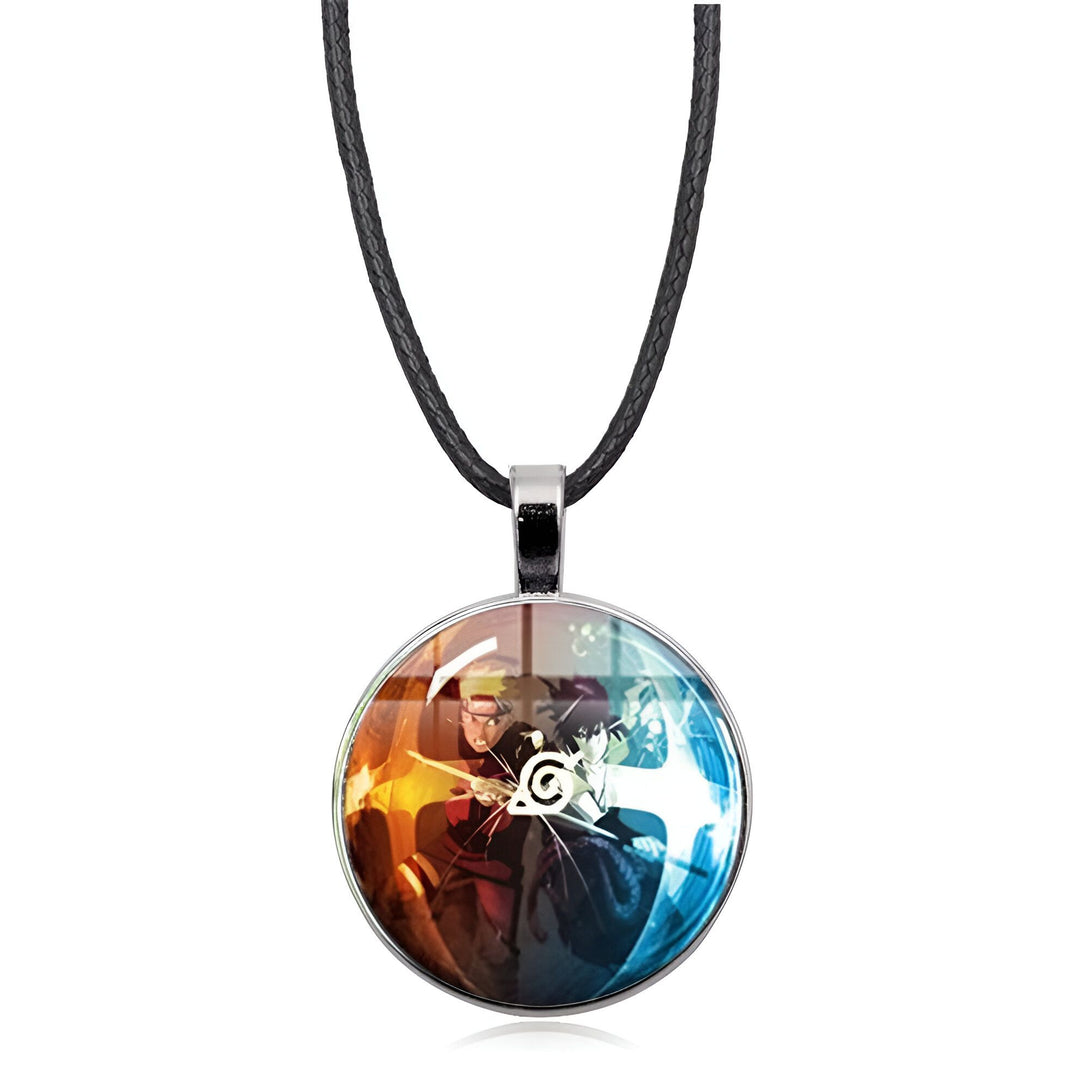 Collier Naruto avec un pendentif rond en verre représentant Naruto et Sasuke, entourés de flammes et de glace, avec le symbole du village caché de Konoha.