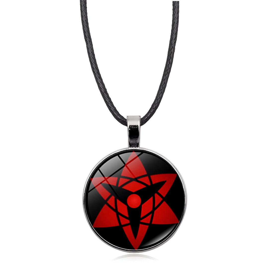 Collier avec pendentif en forme d'étoile rouge à cinq branches, représentant le symbole du Sharingan de l'anime Naruto.