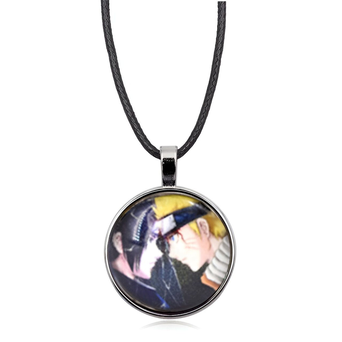 Collier en argent avec un pendentif rond représentant les personnages d'anime Naruto et Sasuke. Le pendentif est sur un cordon noir.