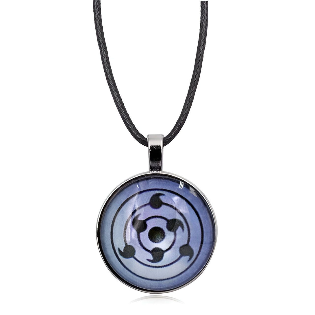 Collier avec pendentif représentant le Rinnegan, un œil légendaire de l'univers Naruto. Le pendentif est rond et de couleur bleu-violet, avec un motif circulaire et trois tomoe noirs. Le collier est doté d'un cordon noir.