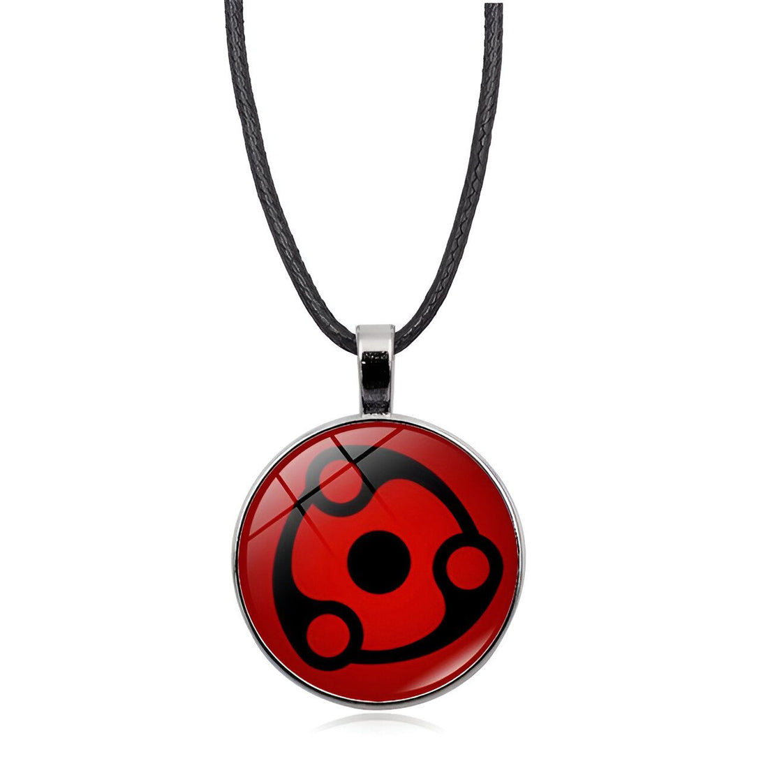 Collier en argent avec un pendentif rond rouge représentant le Sharingan de Kakashi Hatake, un personnage de l'anime Naruto.