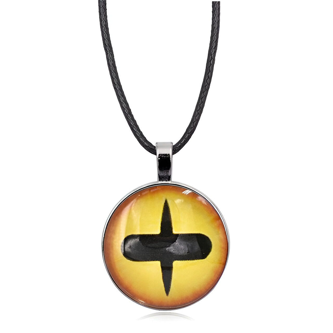 Collier avec pendentif représentant l'œil du Sharingan de Sasuke Uchiwa, un symbole emblématique de l'anime Naruto.