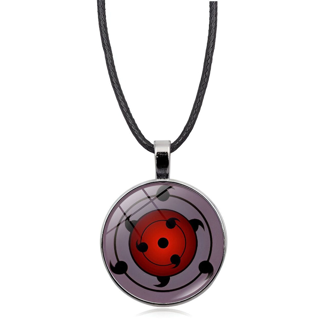 Collier avec pendentif en verre représentant le Sharingan, un symbole de l'univers Naruto. Le pendentif est rouge et noir sur un fond gris. Le collier est en cordon noir.