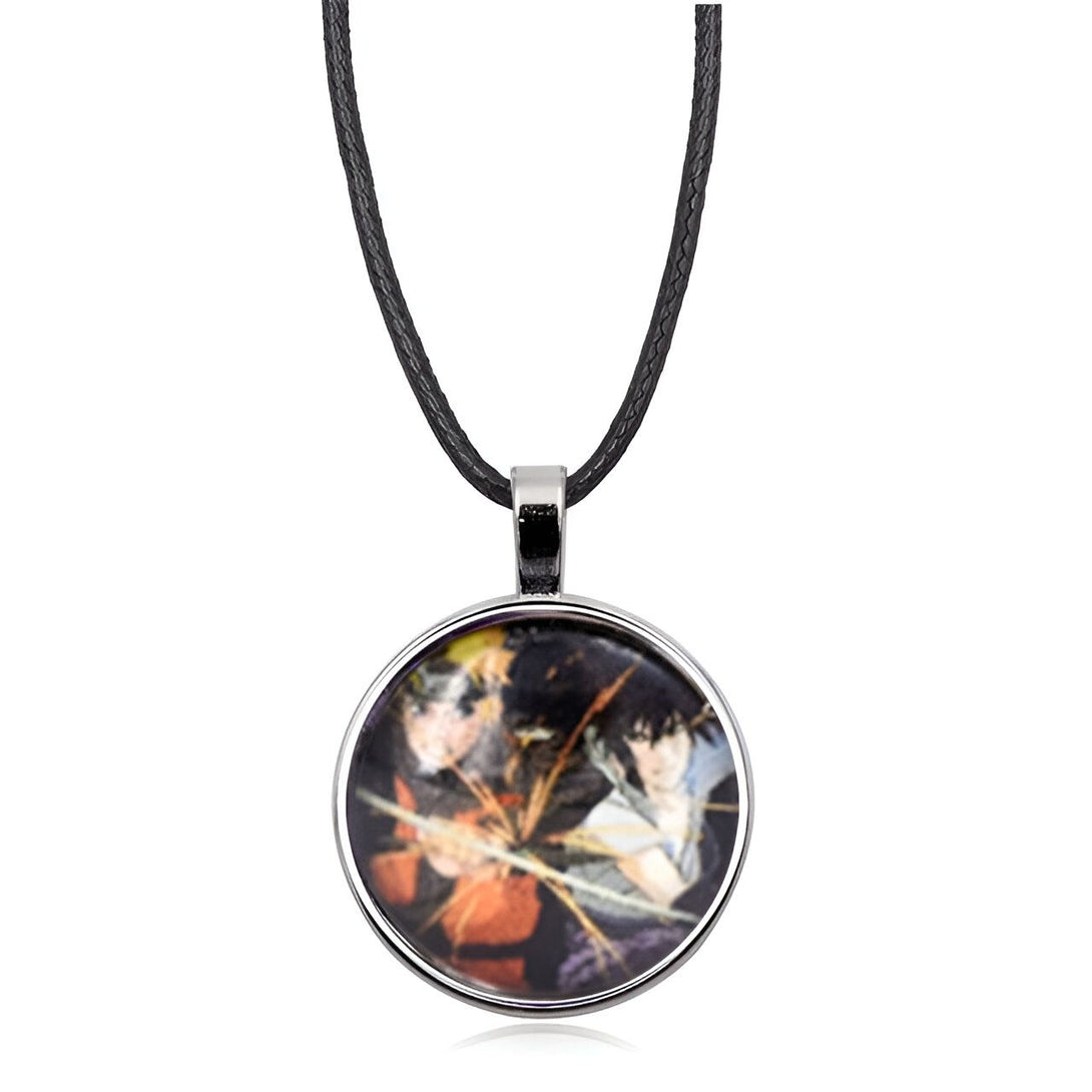 Collier Naruto avec pendentif rond représentant Naruto et Sasuke en combat.