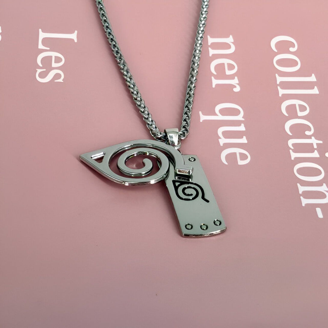 Collier en argent avec un pendentif représentant le symbole de l'organisation de Konoha, le village caché dans les feuilles, de l'anime Naruto.