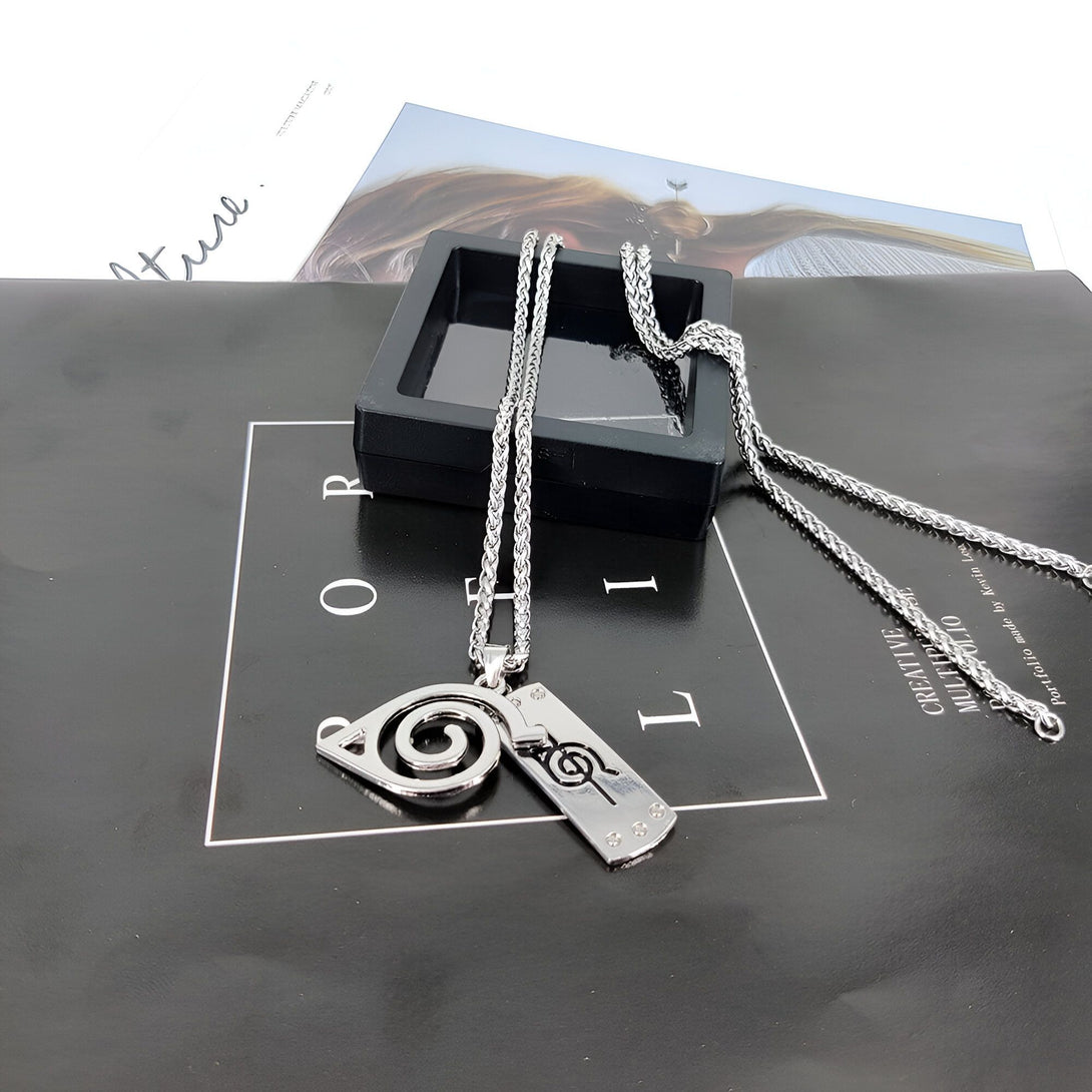 Collier en argent avec un pendentif représentant le symbole du village caché de Konoha (Naruto) et un autre pendentif avec le kanji représentant le mot "Konoha".
