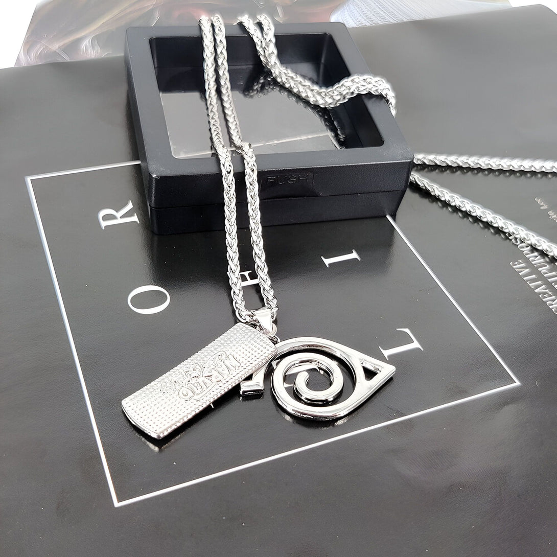 Collier Naruto avec pendentif représentant le symbole du village caché de Konoha et le kanji pour "Naruto".
