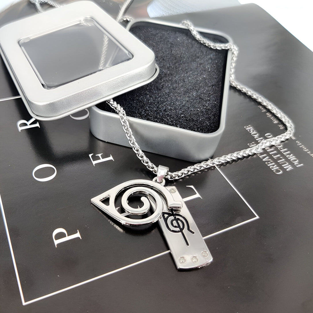 Collier Naruto avec pendentif en forme de symbole du village caché de Konoha et de l'emblème de l'équipe 7, livré dans une boîte en métal.
