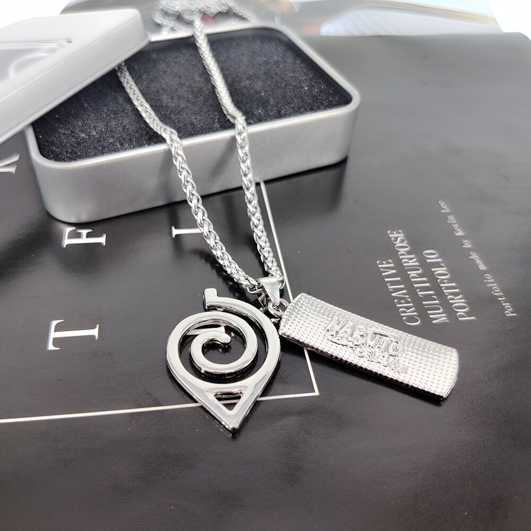 Collier Naruto en argent avec pendentif en forme de symbole de Konoha et du logo Naruto.