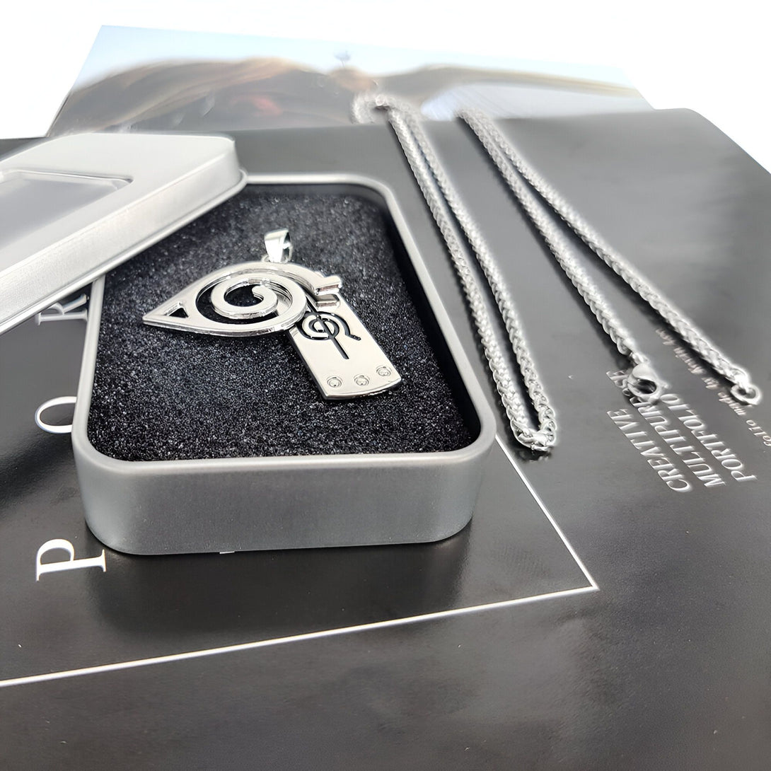 Collier Naruto avec pendentif en forme de symbole du village caché des feuilles, présenté dans un coffret cadeau avec une chaîne en acier inoxydable.  Parfait pour les fans de l'anime Naruto.