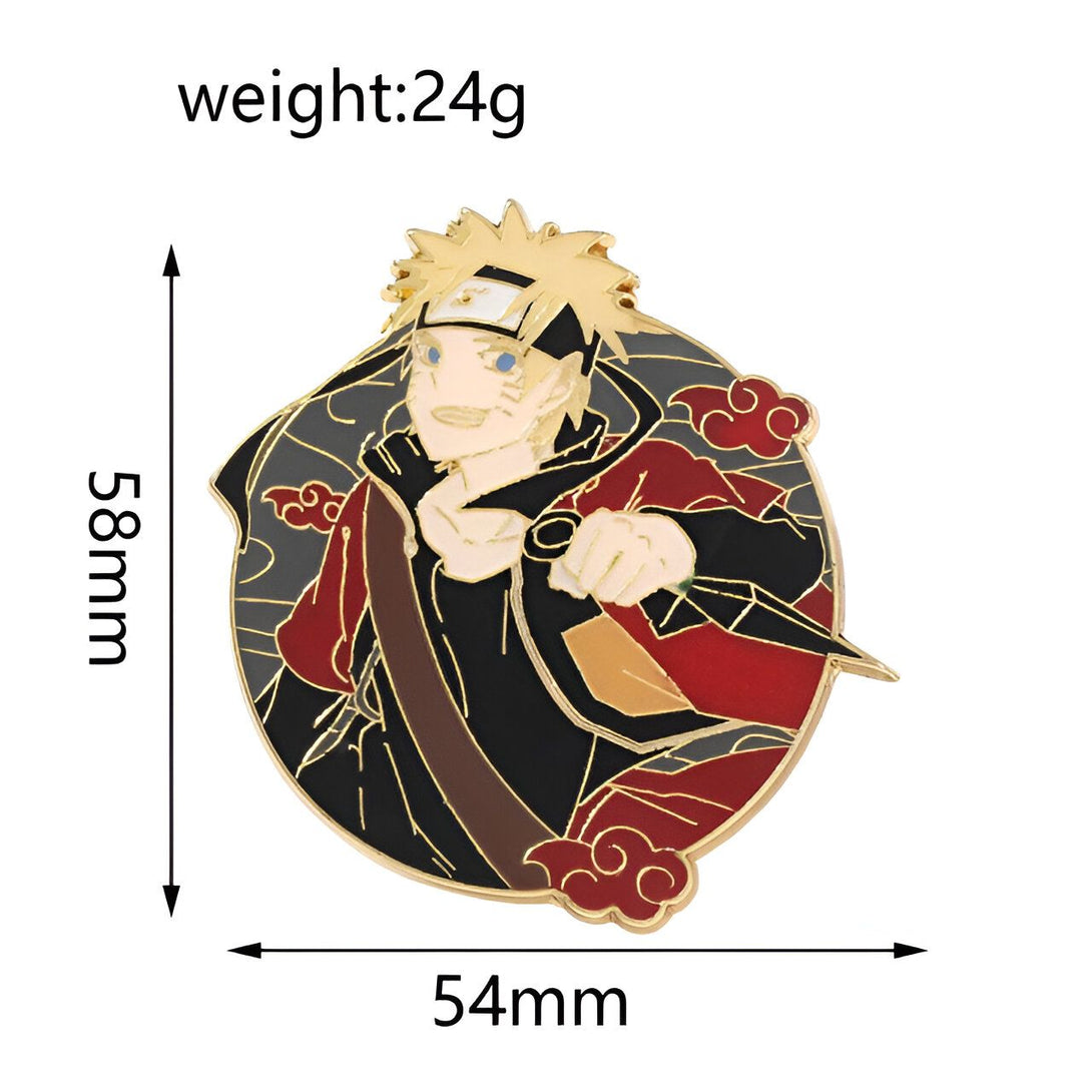 Épinglette Naruto en métal représentant Naruto Uzumaki avec un fond rouge et noir, mesurant 58mm de haut et 54mm de large.