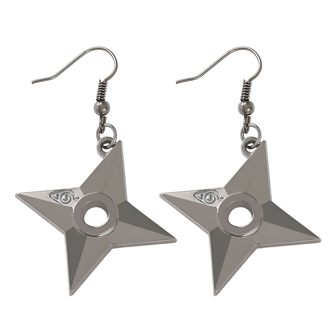 Une paire de boucles d'oreilles en forme de shuriken, l'arme emblématique de Naruto, avec le symbole du village caché de Konoha gravé.  Ces boucles d'oreilles sont un accessoire idéal pour les fans de l'anime.