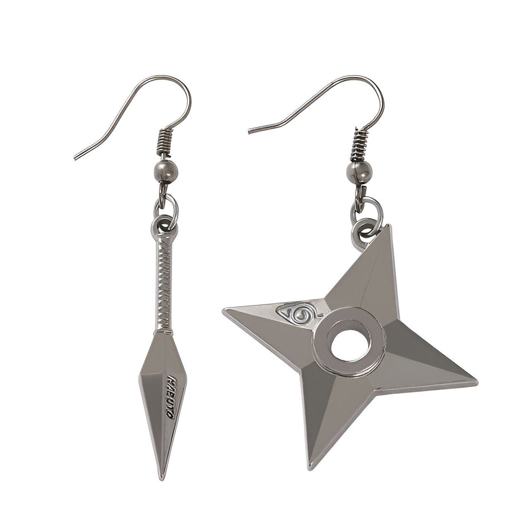 Une paire de boucles d'oreilles Naruto avec un shuriken et un kunai en argent.