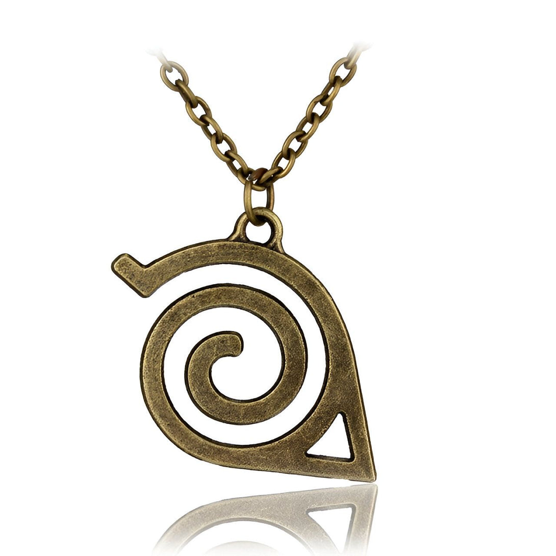 Collier en métal avec un pendentif en forme de spirale, symbole du village caché de Konoha dans l'anime Naruto.