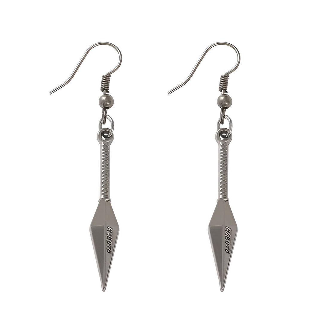 Une paire de boucles d'oreilles en forme de kunai, l'arme emblématique de Naruto, avec le mot "Naruto" gravé sur chaque kunai.