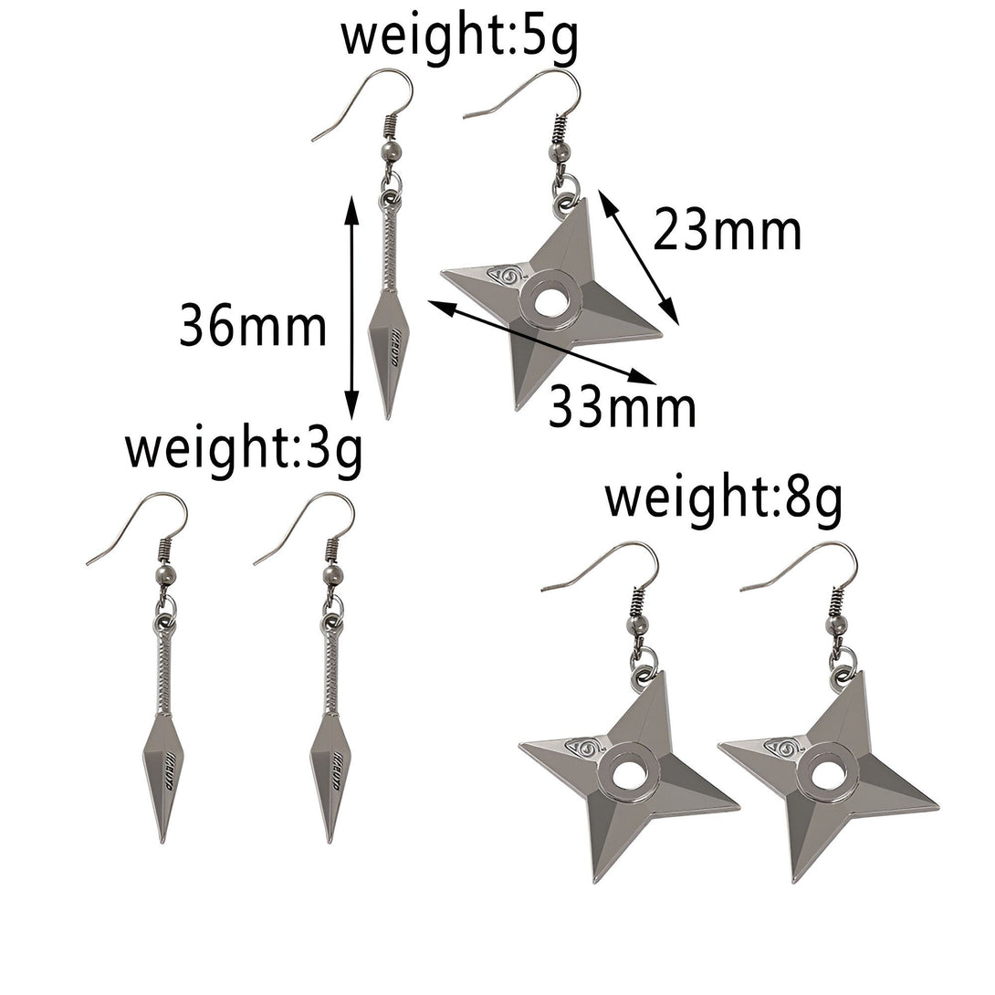 Boucles d'oreilles Naruto en métal argenté avec un design de kunai et de shuriken. Les boucles d'oreilles sont mesurées et le poids est indiqué.