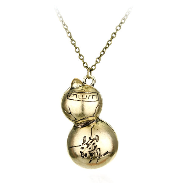 Collier en forme de gourde dorée avec des caractères japonais, inspiré de l'univers de Naruto.
