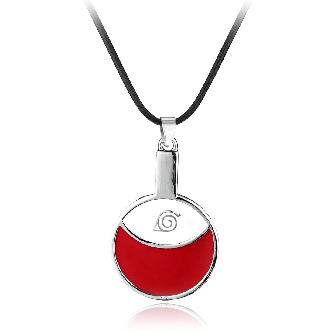 Collier en argent avec un pendentif en forme de symbole rouge de Konoha, emblème du village caché dans les feuilles, et un cordon noir.