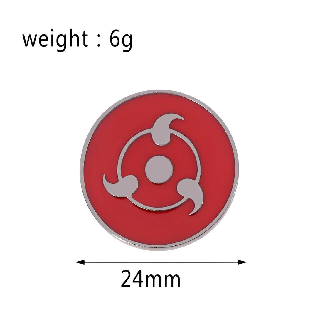 Écusson de l'Akatsuki rouge avec le symbole du Sharingan en argent. 
L'écusson mesure 24mm de diamètre et pèse 6g. 
Un accessoire indispensable pour les fans de Naruto.