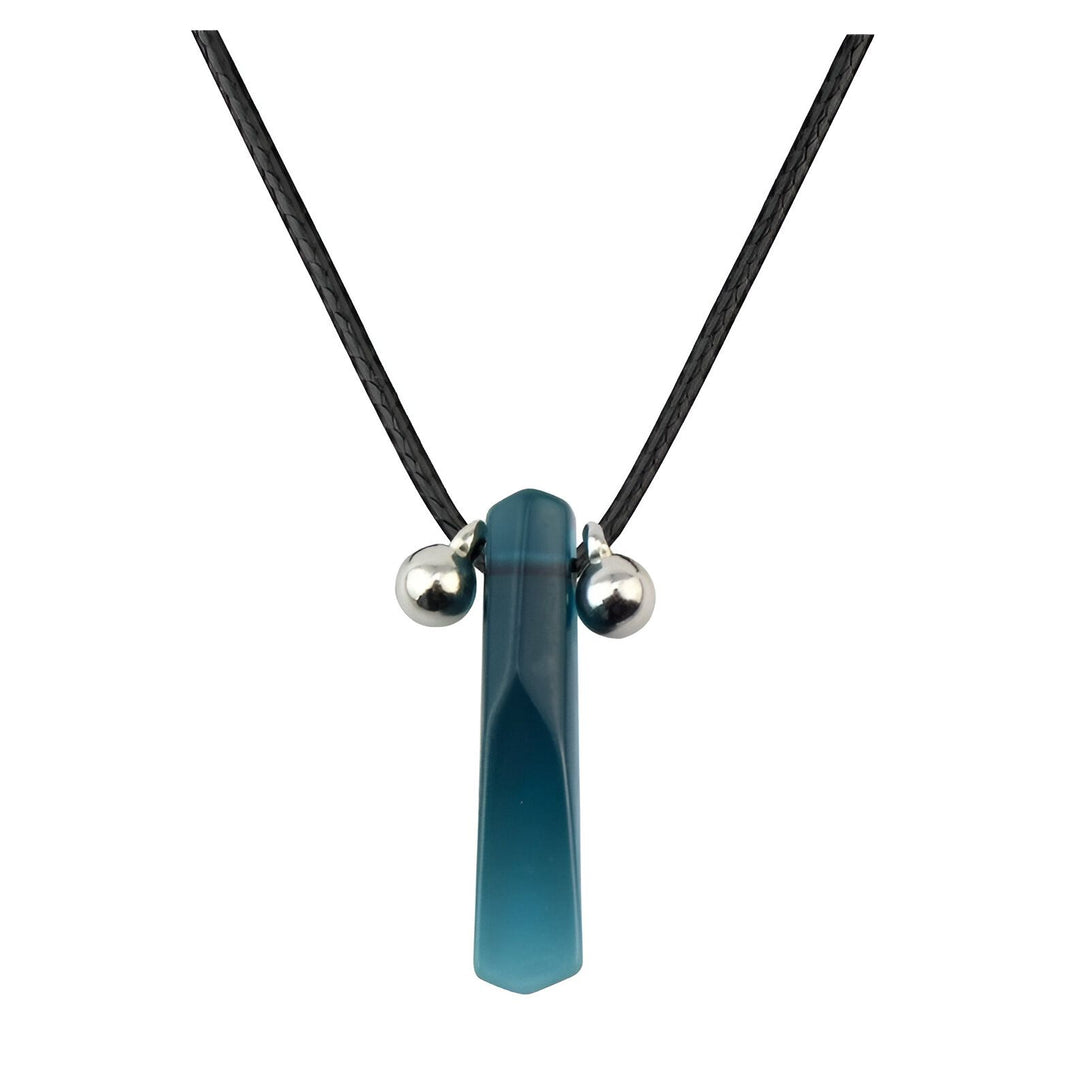 Collier avec pendentif en forme de cristal bleu, inspiré de l'univers Naruto. Le collier est doté d'un cordon noir et de deux petites billes argentées.