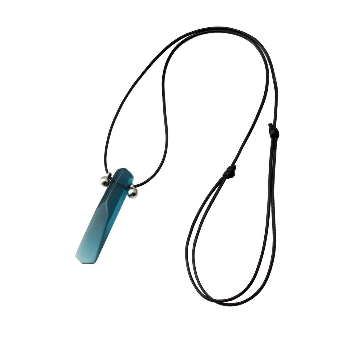 Collier Naruto avec pendentif bleu en forme de cristal sur cordon noir.