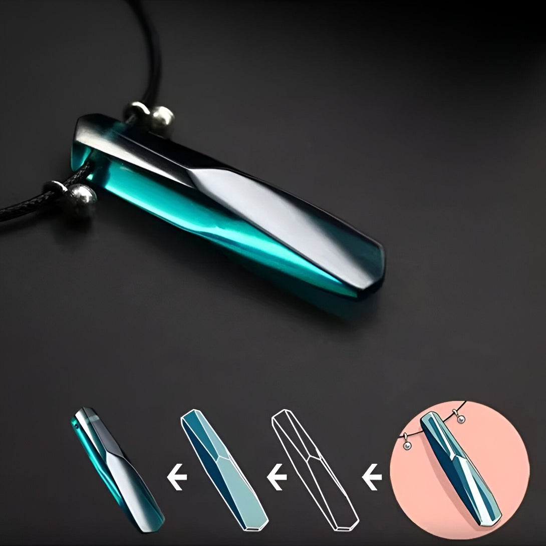 Collier avec pendentif en forme de cristal vert et noir, inspiré par l'univers de Naruto. Le pendentif est présenté sur un fond noir et est accompagné de plusieurs images illustrant son design.