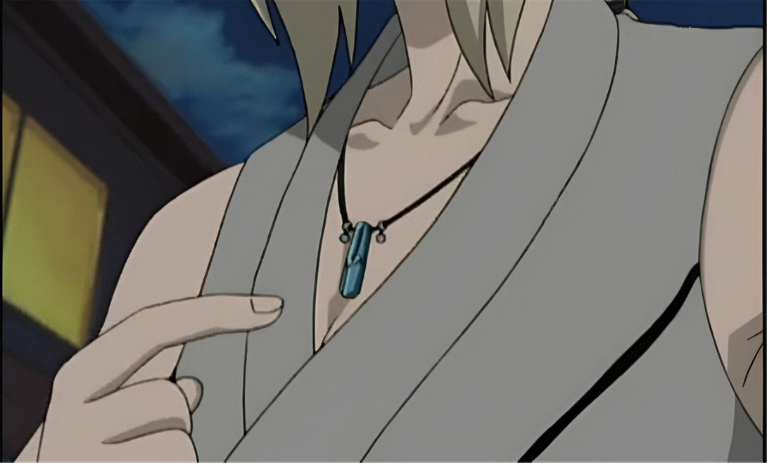 Un personnage de l'anime Naruto portant un collier avec un pendentif bleu. Trouvez des produits Naruto similaires dans notre boutique.