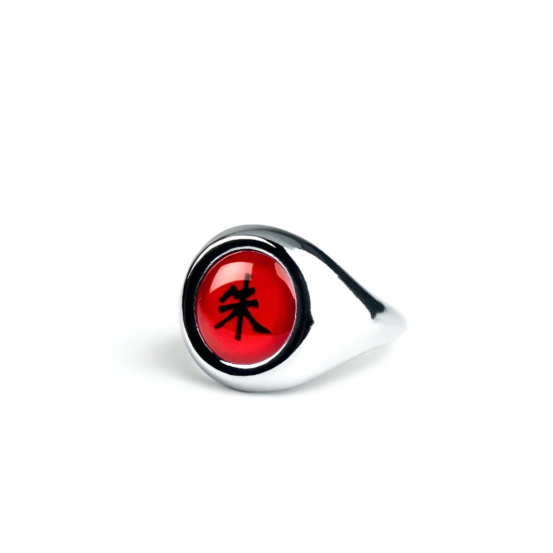 Bague en argent avec un cabochon rouge représentant le symbole du clan Uchiwa, "Sharingan".
