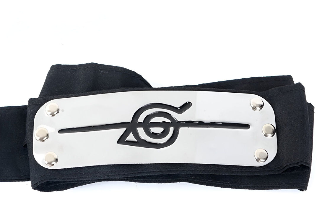 Bandeau noir avec l'emblème de Konoha en argent, un accessoire populaire pour les fans de Naruto.