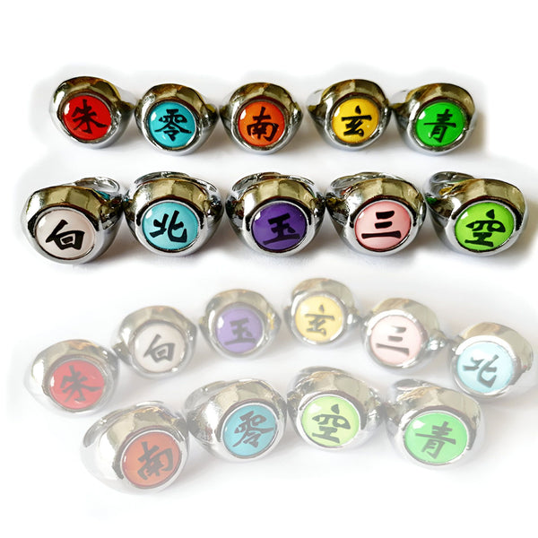 Ensemble de bagues en métal argenté avec des symboles kanji de l'univers Naruto. Les bagues sont de différentes couleurs, avec des kanji différents sur chaque bague. Ces bagues sont un excellent cadeau pour les fans de Naruto.