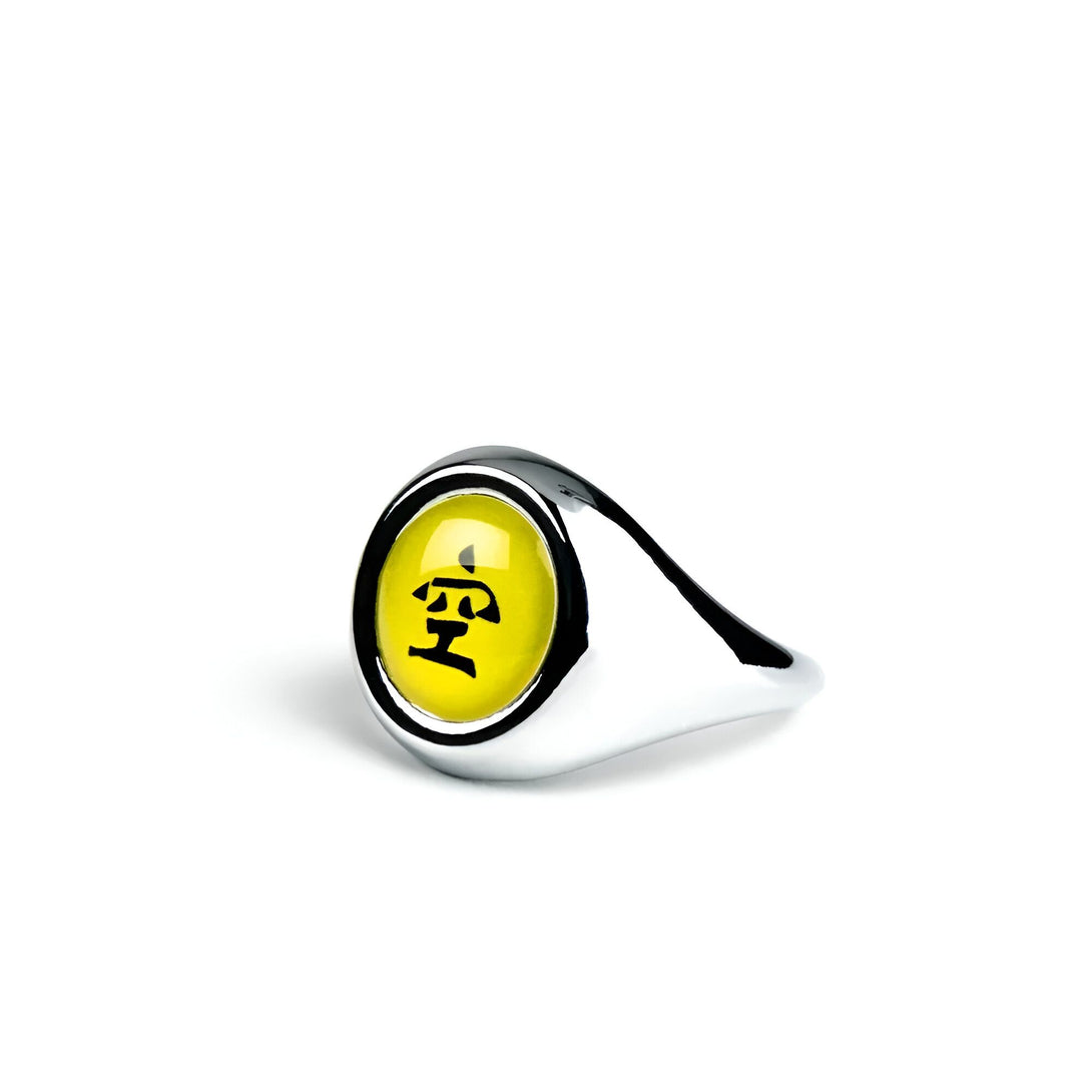 Bague en argent avec un symbole jaune représentant le kanji "Kyuubi" de Naruto.