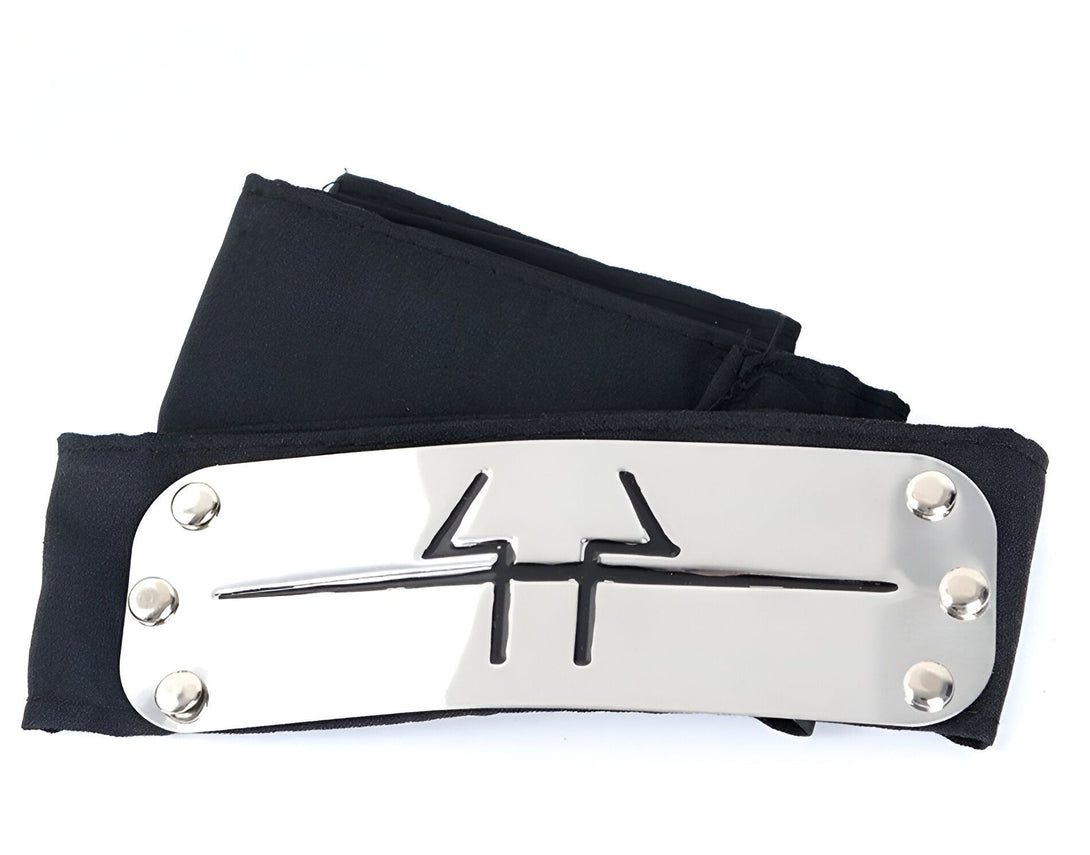 Bandeau Naruto en tissu noir avec une plaque en métal argenté représentant le symbole du village de Konoha.
