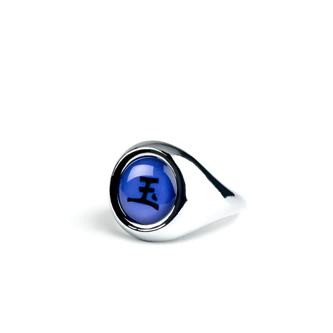 Bague en argent avec un cabochon bleu représentant le kanji "王" (roi) du clan Uchiwa de la série manga et anime Naruto.