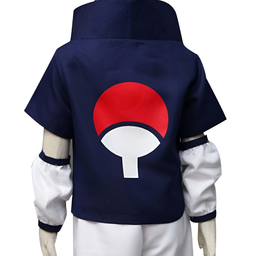 Costume Naruto pour enfant avec un t-shirt bleu marine et un emblème rouge et blanc du Sharingan sur le devant.  Le costume comprend également un pantalon blanc et des manchettes blanches.