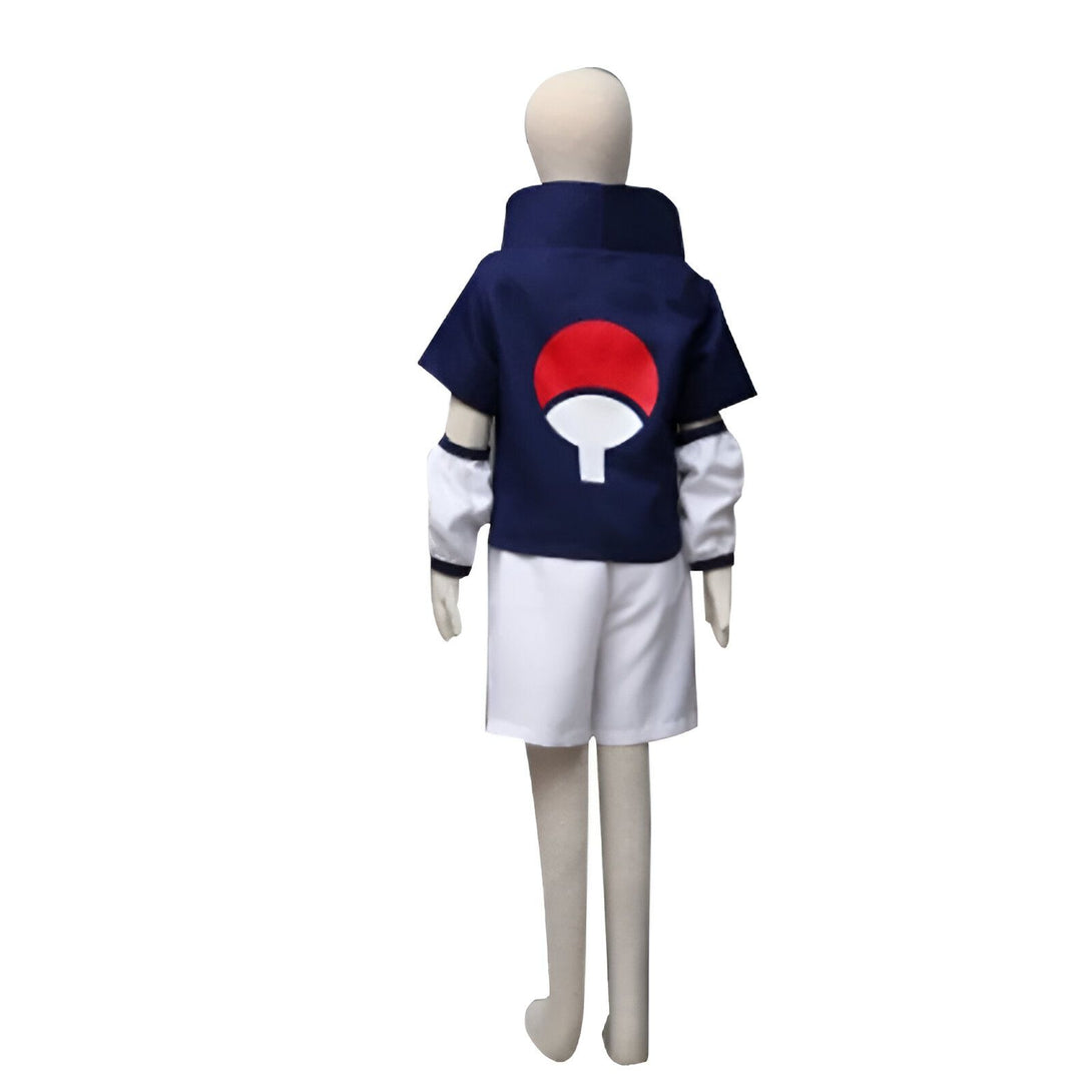 Costume Naruto pour enfant, avec un haut bleu marine et un symbole rouge et blanc sur le dos, et un short blanc.