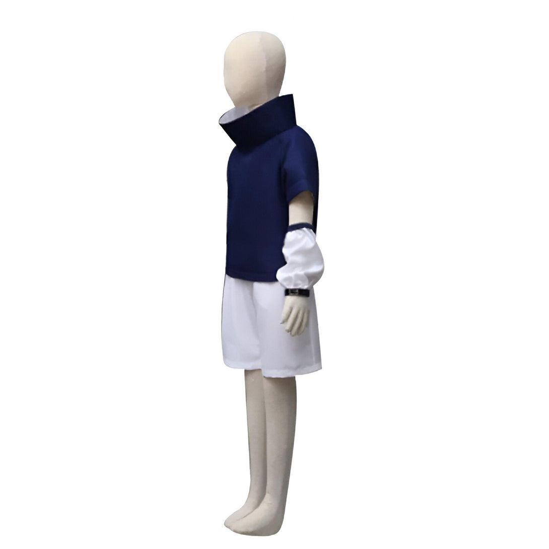 Costume Naruto pour enfant, comprenant un haut bleu à col montant, un short blanc et des manchettes blanches.  Parfait pour les fans de Naruto !