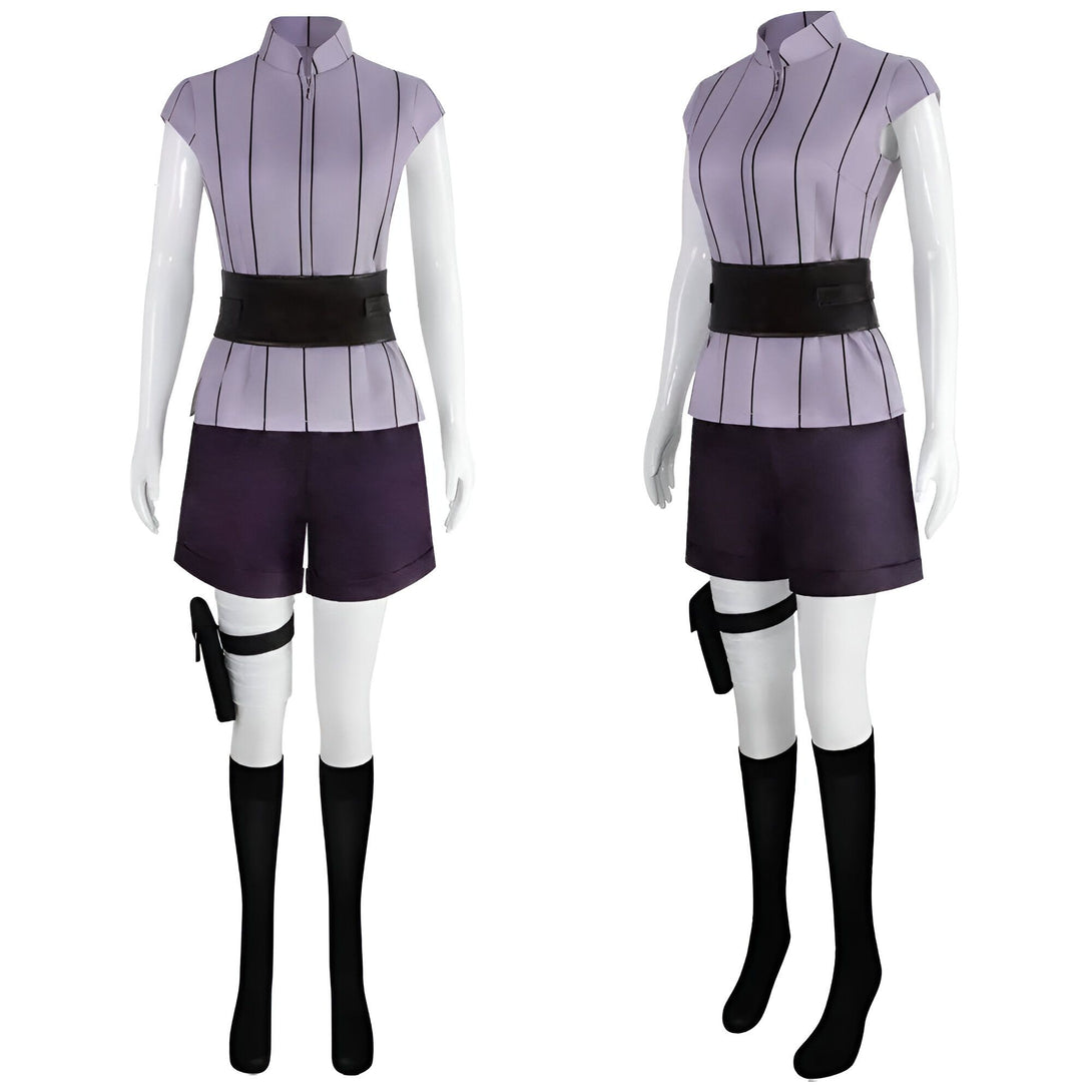 Costume de Hinata Hyuga de Naruto Shippuden pour femmes, comprenant un haut à rayures violettes, un short violet, une ceinture noire, des bas noirs et une bande de jambe noire avec un porte-objets.