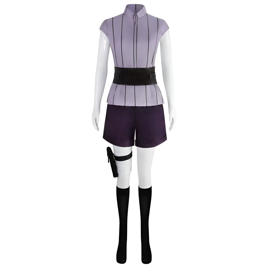 Costume de Hinata Hyuga de Naruto Shippuden, composé d'un haut rayé violet, d'un short violet, d'une ceinture noire, de bas noirs et d'un holster de jambe noir.