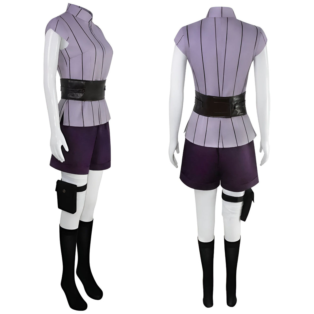 Costume de cosplay de Hinata Hyuga de Naruto Shippuden, montrant l'avant et l'arrière du costume.  Le costume est composé d'une chemise à rayures violettes, d'un short violet, d'une ceinture noire, de chaussettes noires et d'accessoires.