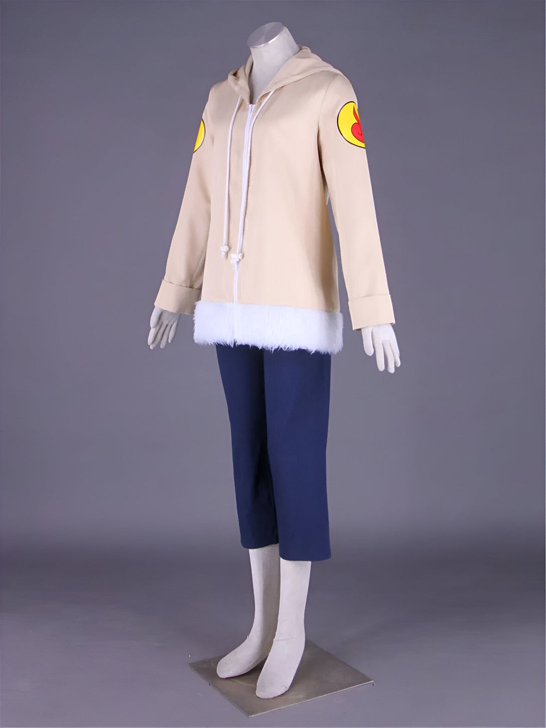 Costume Naruto pour femme, comprenant une veste à capuche beige avec un bord en fourrure blanche, un symbole de feu sur la manche et un pantalon bleu foncé.
